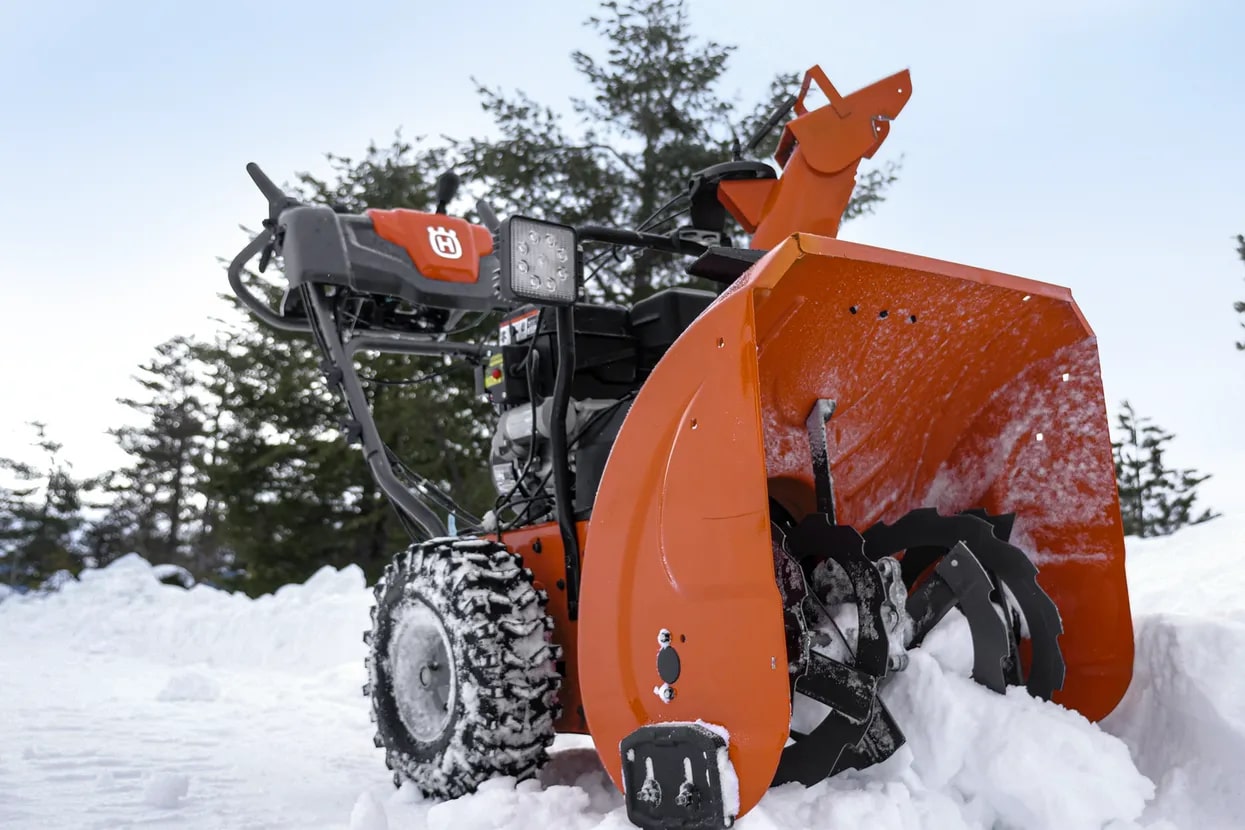 Husqvarna ST 224 24 in Snow Blower Residential Snow Blowers
